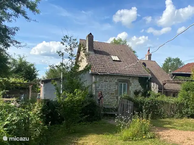 Location vacances Hirondelle Rustique | France, Nièvre, Anlezy - maison de vacances l'Hirondelle Rustique, vue de côté.