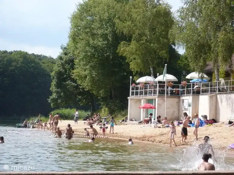 L'étang Grenetier bei La Machine. Mit Bar-Restaurant La Guinguette.
