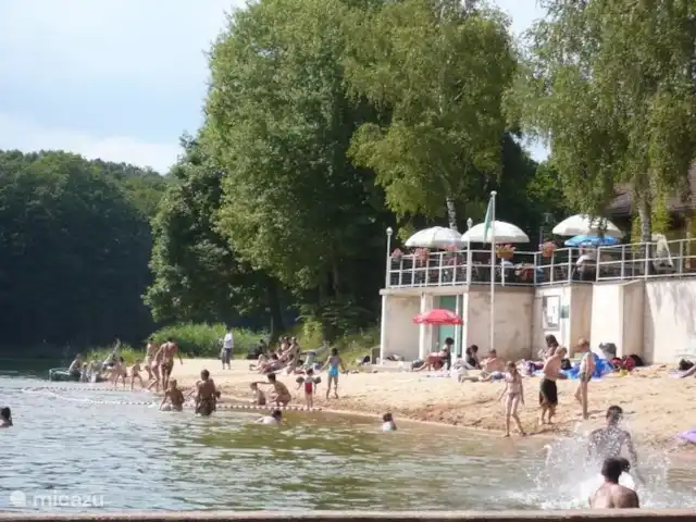 Location vacances Hirondelle Rustique | France, Nièvre, Anlezy - maison de vacances L'étang Grenetier à La Machine. Avec bar-restaurant La Guinguette.