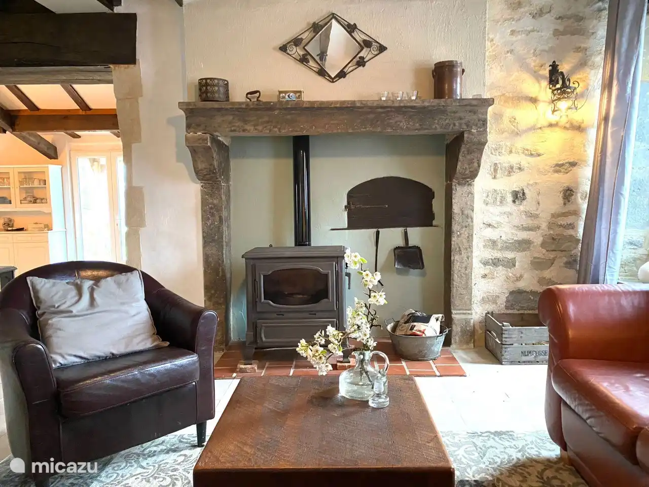 Wohnzimmer Rustique mit offenem Durchgang zur Küche