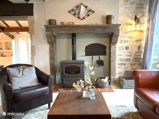 Location vacances Hirondelle Rustique | France, Nièvre, Anlezy - maison de vacances Salon rustique avec passage ouvert sur la cuisine