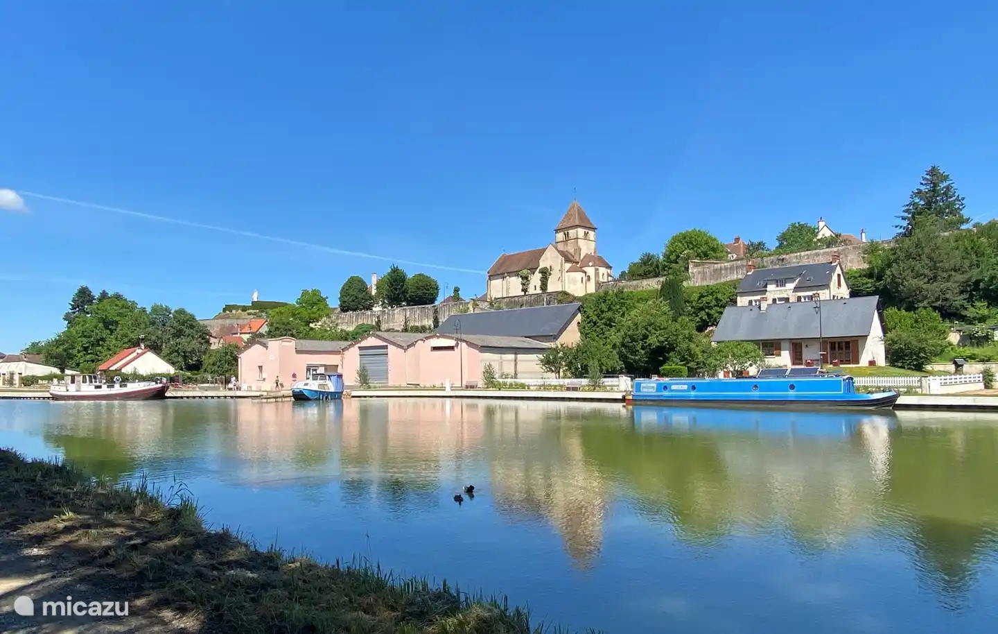 Cercy-la-Tour vom Wasser aus