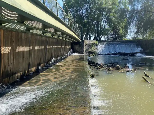 Location vacances Hirondelle Rustique | France, Nièvre, Anlezy - maison de vacances Écluse de Fleury: Barrage en bois, près de Biches