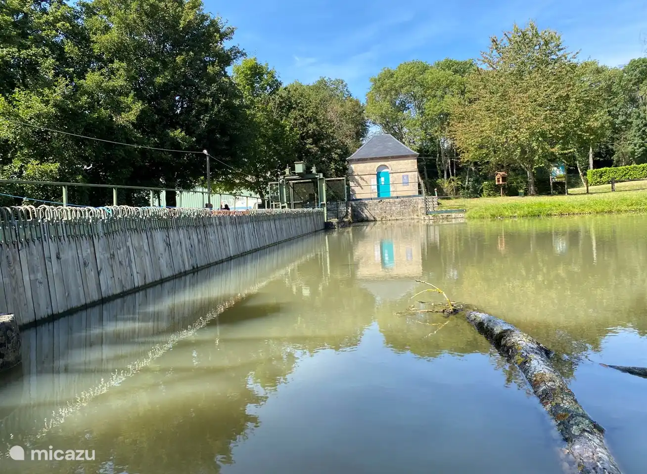 Écluse de Fleury: Holzdamm, in der Nähe von Biches
