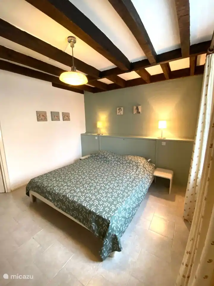 Geräumiges, rollstuhlgerechtes 2-Personen-Schlafzimmer im Erdgeschoss. Mit der Möglichkeit, ein Hoch-Tief-Bett zu stellen