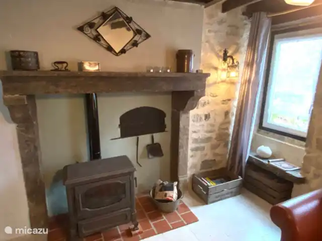 Location vacances Hirondelle Rustique | France, Nièvre, Anlezy - maison de vacances Salon rustique avec poêle à bois