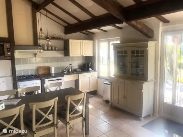 Location vacances Hirondelle Rustique | France, Nièvre, Anlezy - maison de vacances Grande cuisine lumineuse avec lave-vaisselle, lave-linge, etc. et portes-fenêtres donnant sur la terrasse.
