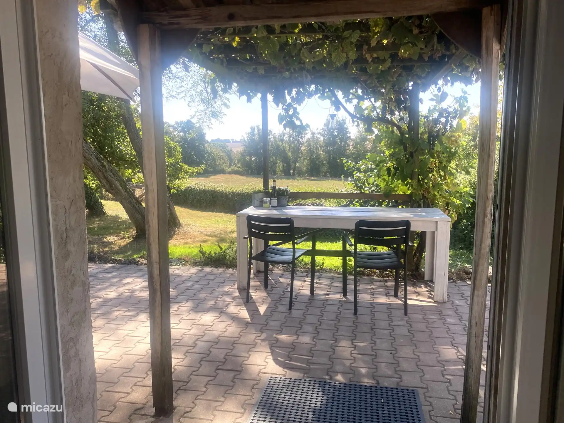 Französische Türen zur Terrasse und zum umzäunten Garten