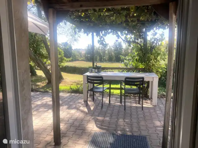 Location vacances Hirondelle Rustique | France, Nièvre, Anlezy - maison de vacances Portes-fenêtres donnant sur la terrasse et le jardin clos