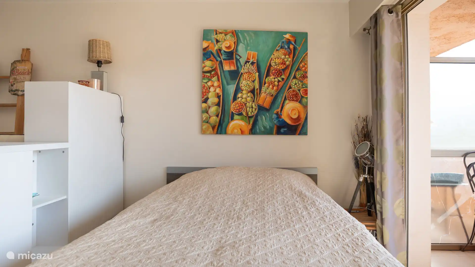 Cama principal / área de televisión