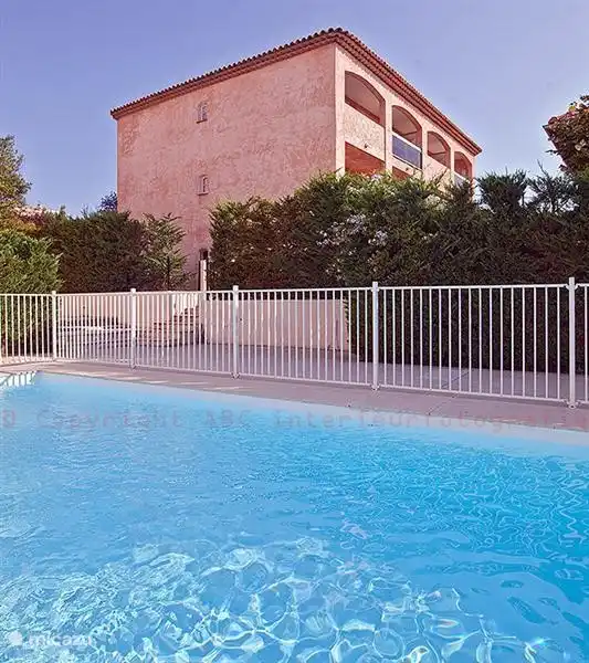 Piscina, con vista lateral visible desde el apartamento