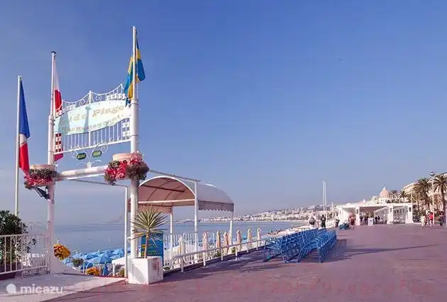 Pabellones de playa con tumbonas y servicio