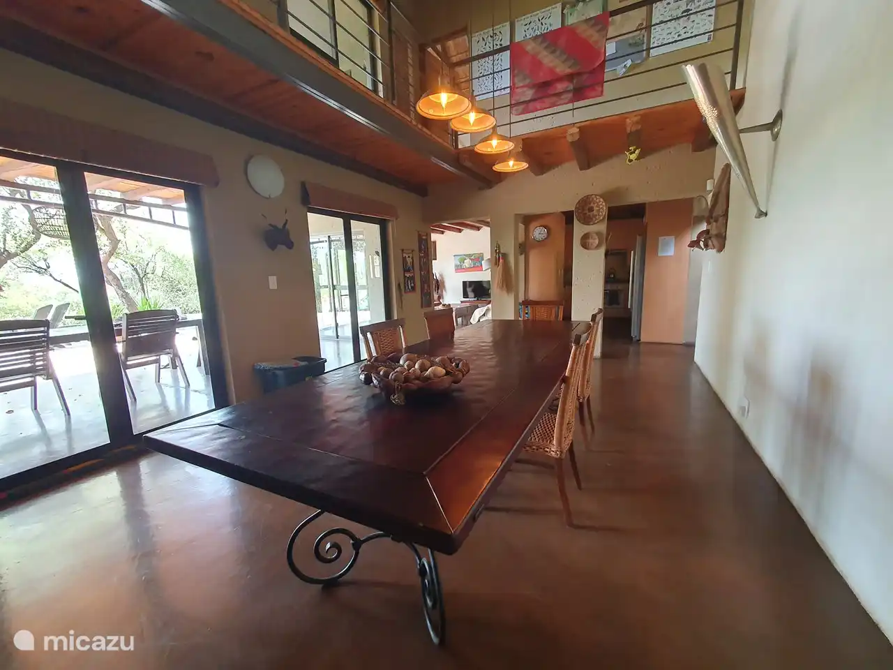 El comedor de abajo con puertas de patio a la terraza.