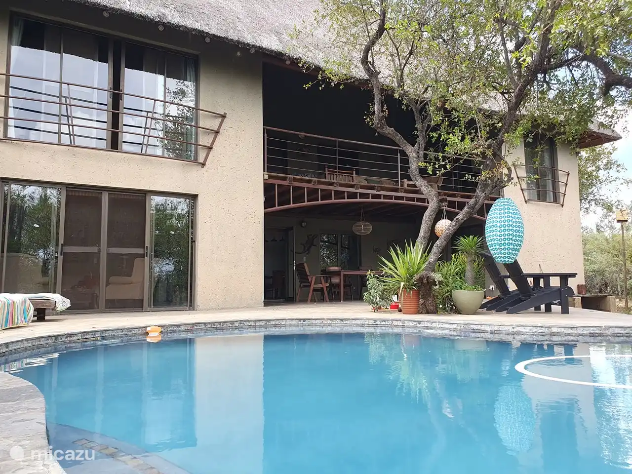 La piscina con terraza y las terrazas cubiertas de Zebra's Nest hacen que tu estancia sea completa.