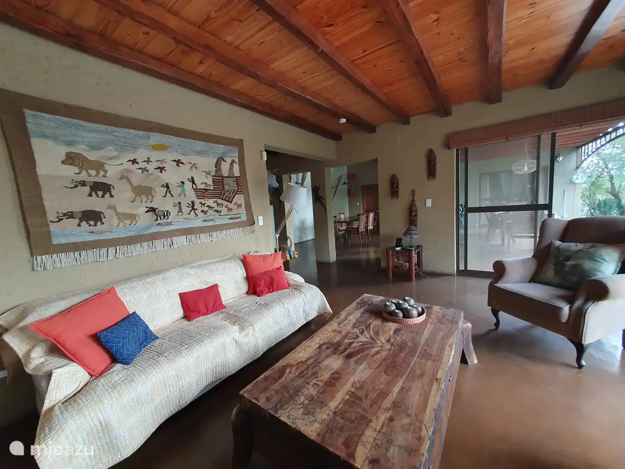 La sala de estar en la planta baja con vistas a la terraza cubierta.