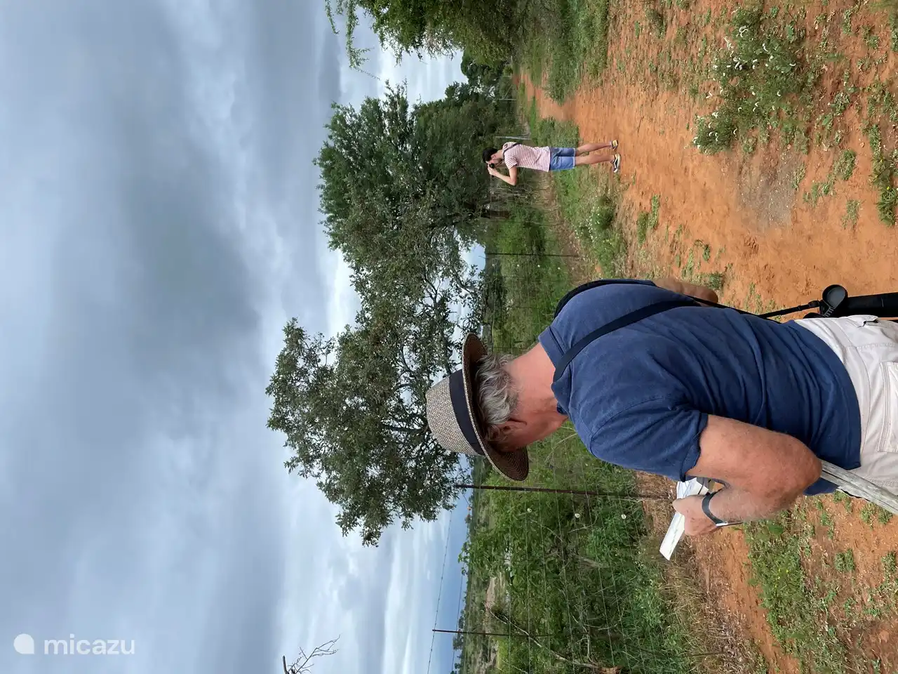 Camine a lo largo de la cerca del Parque Kruger y busque manadas de elefantes, hipopótamos, leones o leopardos. ¡Muy divertido!