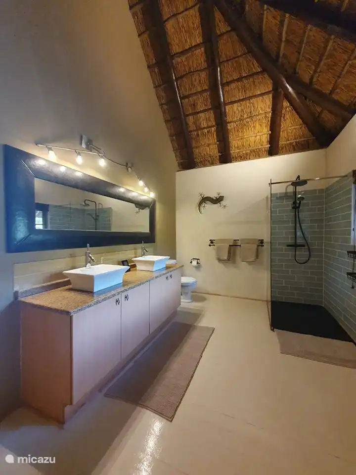 El baño maravillosamente espacioso en el dormitorio principal de arriba. Buena ducha, mucho espacio en el armario y dos lavabos.