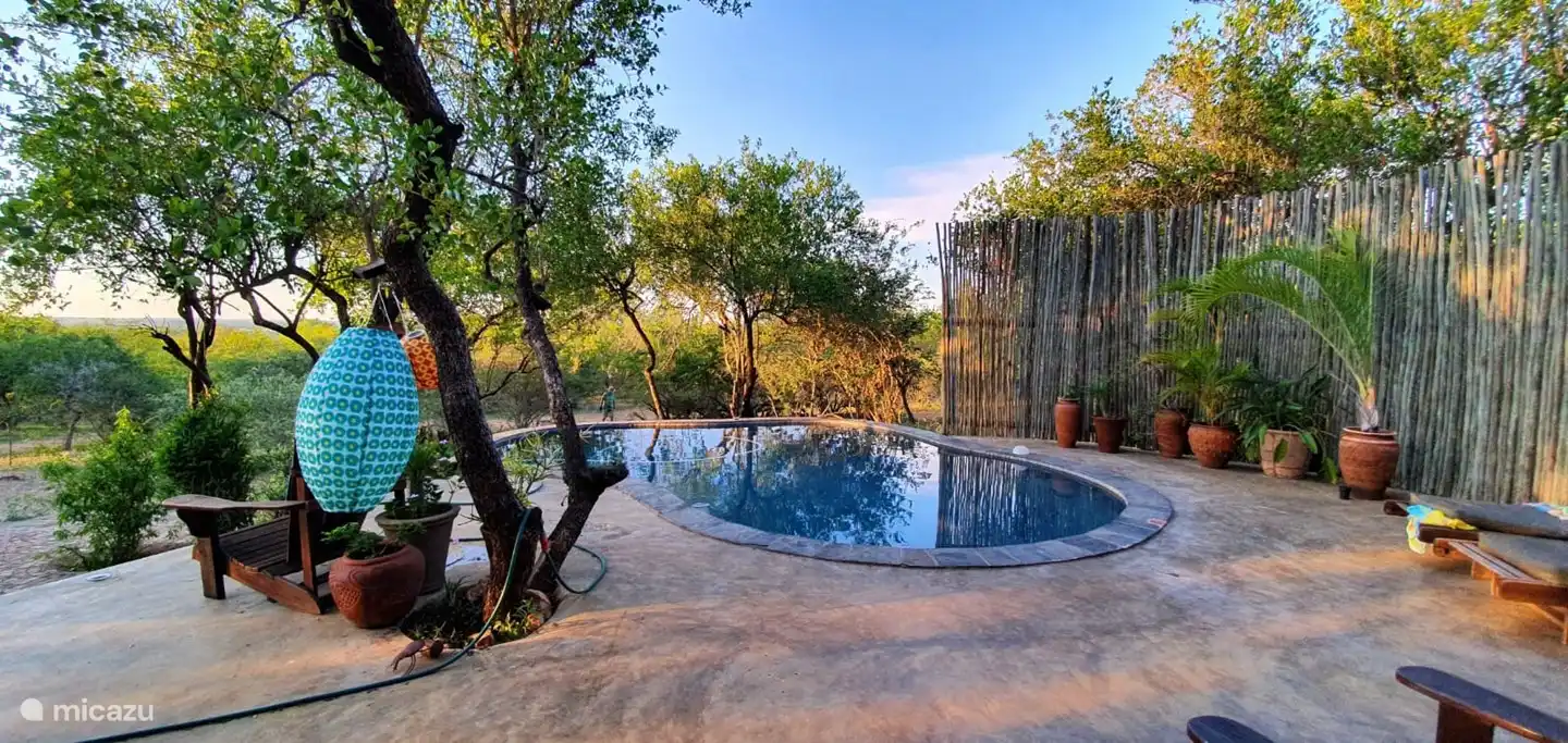 La hermosa terraza es un lugar agradable para pasar el tiempo tanto de día como de noche.