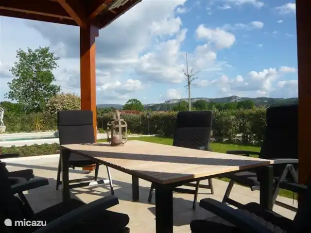 Les Palmiers à Vallon en Ardèche | France, Ardèche, Vallon-Pont-d'Arc - villa La terrasse sud, avec vue sur les collines de l'Ardèche.