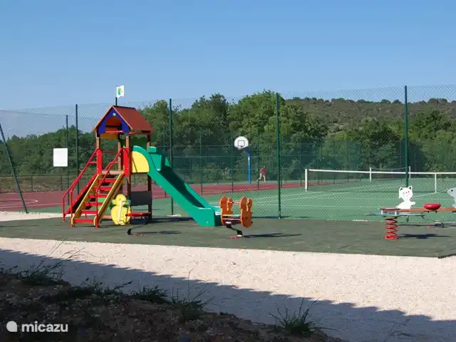 Les Palmiers à Vallon en Ardèche | France, Ardèche, Vallon-Pont-d'Arc - villa Vous pouvez utiliser gratuitement les 2 courts de tennis du parc, pour lesquels vous verrez des équipements de jeux pour les plus petits. Il y a aussi une table de ping-pong, un terrain de pétanque, terrain de basket et de foot, etc.