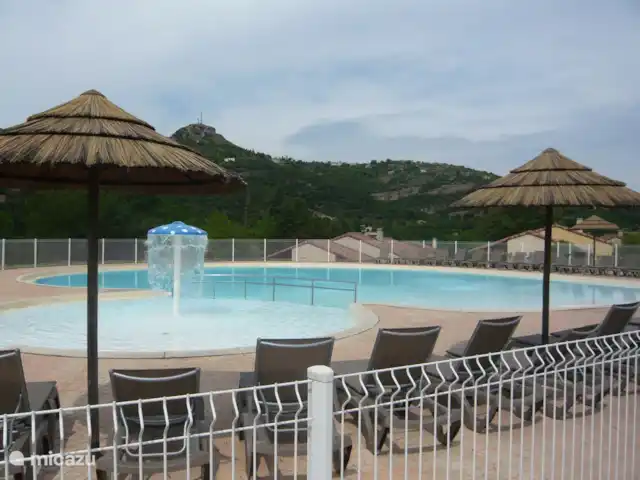 Les Palmiers à Vallon en Ardèche | France, Ardèche, Vallon-Pont-d'Arc - villa La piscine commune du parc magnifiquement située, avec une section séparée pour les plus petits