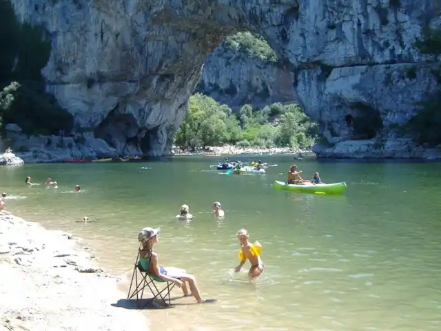 Les Palmiers à Vallon en Ardèche | France, Ardèche, Vallon-Pont-d'Arc - villa L'Ardèche n'est plus qu'à quelques centaines de mètres de la maison, de belles plages et une eau propre, mais vous pouvez également visiter les plages du célèbre Pont d'arc.
