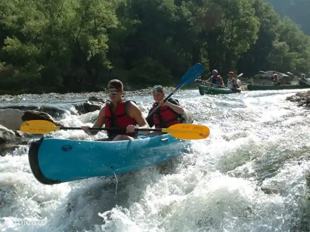 Les Palmiers à Vallon en Ardèche | France, Ardèche, Vallon-Pont-d'Arc - villa Mais c'est aussi possible : la descente spectaculaire et sportive de l'Ardèche en canoë.