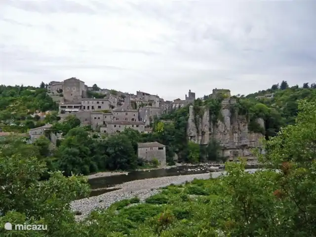 Les Palmiers à Vallon en Ardèche | France, Ardèche, Vallon-Pont-d'Arc - villa De nombreuses villes et villages pittoresques de la région, les plus beaux villages de France, c'est Balazuc.