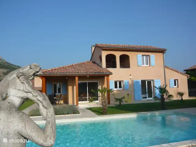Les Palmiers à Vallon en Ardèche | France, Ardèche, Vallon-Pont-d'Arc - villa Ici vous pouvez voir la maison depuis le jardin, derrière la piscine avec les larges marches