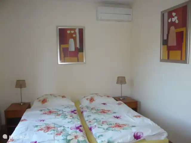 Les Palmiers à Vallon en Ardèche | France, Ardèche, Vallon-Pont-d'Arc - villa la 2e chambre du bas, également avec porte-patio