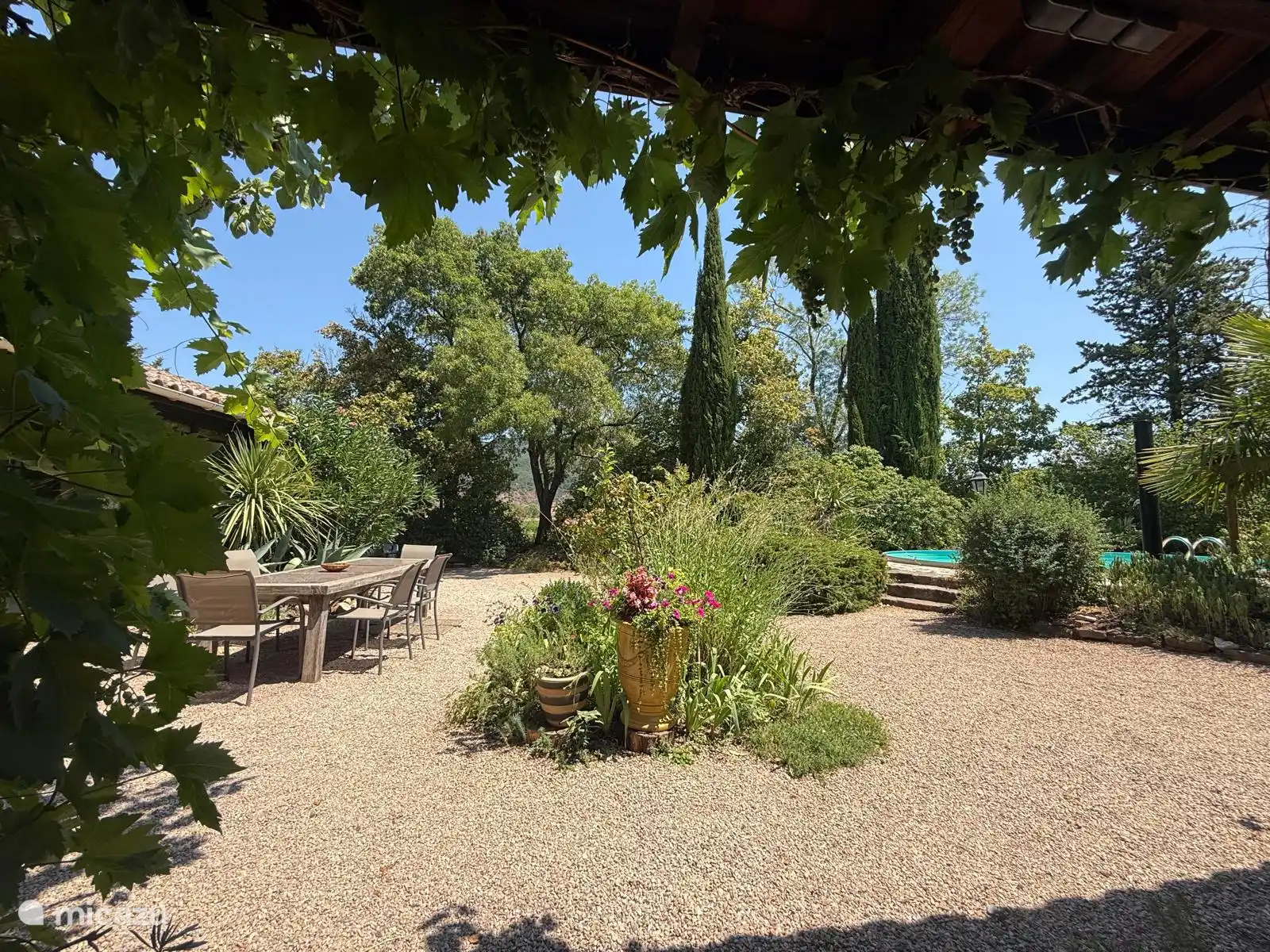 Blick in den Garten vom festen Grill. Das Haus ist links.