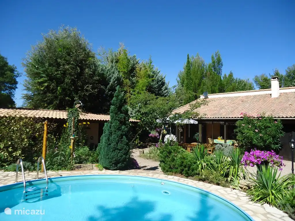 Terrace with swimming pool. In the background the conservatory, located on the south.