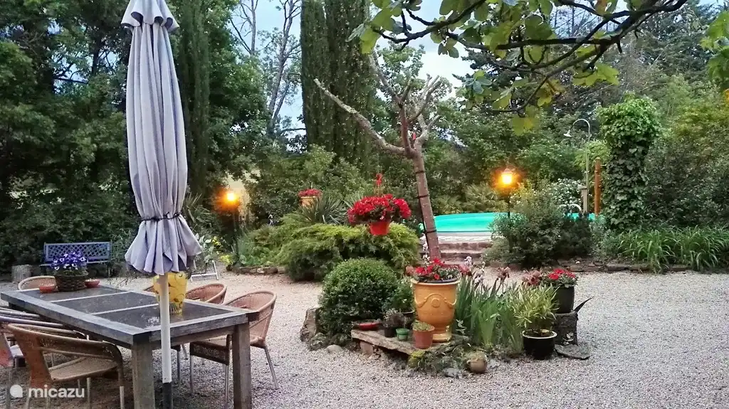 There is a very large terrace on the south, the terrace is a natural way into the garden. The garden behind the pool, a pergola, including the good life in the summer. The garden is very obviously designed to accommodate the transition to the wild to run smoothly. In the garden there are many Mediterranean plants, agaves Wed, oleanders, a fig tree, grapes, oregano, lavender and Buxus much. In nature, next come home for wild Orchids.