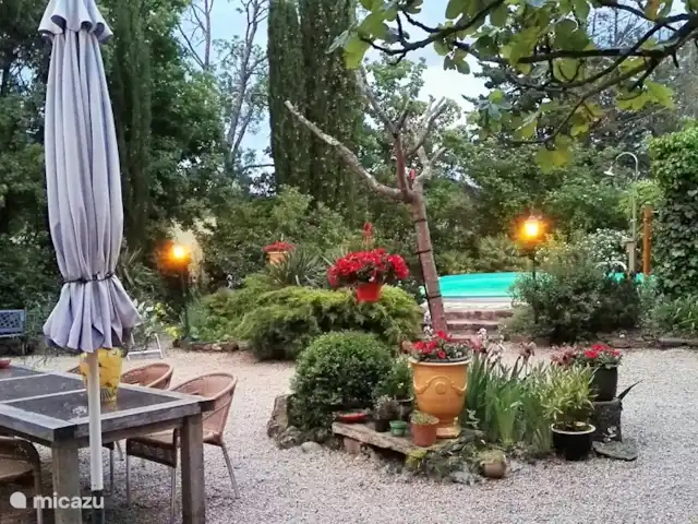 Les Dix Étoiles ¡Zona muy tranquila! en Francia, Hérault, La Tour-sur-Orb - villa Terraza muy grande en el sur, la terraza desemboca naturalmente en el jardín. El jardín está naturalmente diseñado para garantizar una transición suave al aire libre. En el jardín plantas mediterráneas agaves, adelfas, higuera, uvas, orégano, buxus y lavanda.