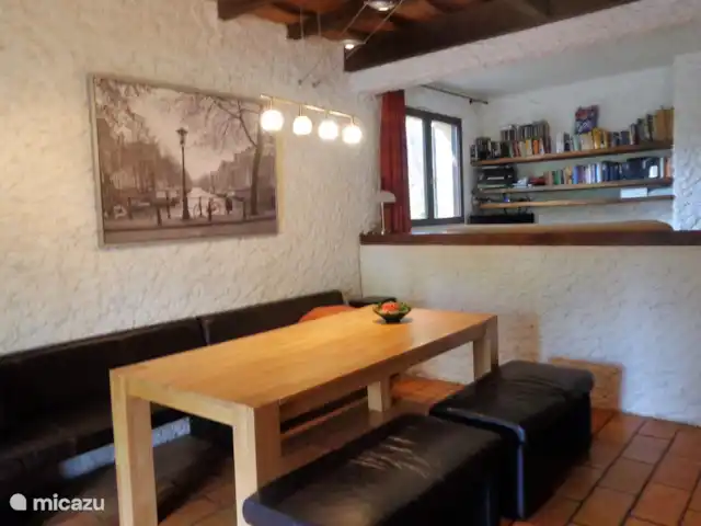 Les Dix Étoiles ¡Zona muy tranquila! en Francia, Hérault, La Tour-sur-Orb - villa Zona de comedor con zona de TV/lectura detrás.