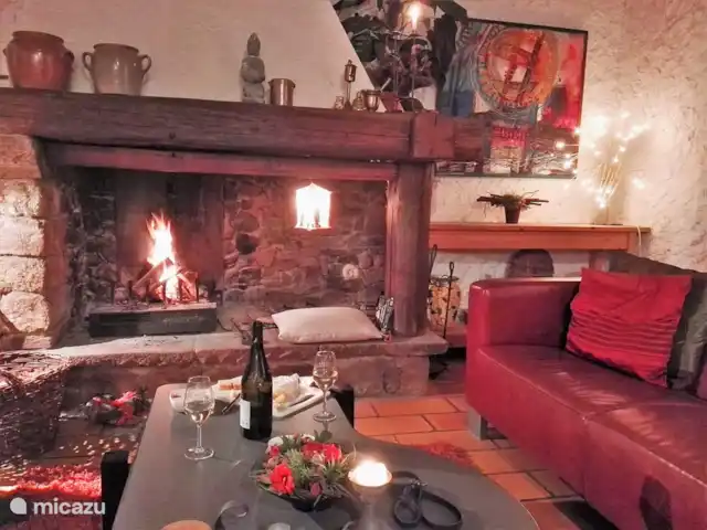 Les Dix Étoiles ¡Zona muy tranquila! en Francia, Hérault, La Tour-sur-Orb - villa Chimenea en la amplia sala de estar.