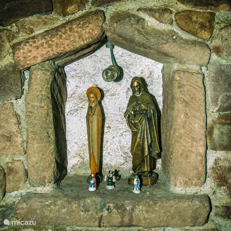 This still life is located by the fireplace. Including lighting (-;