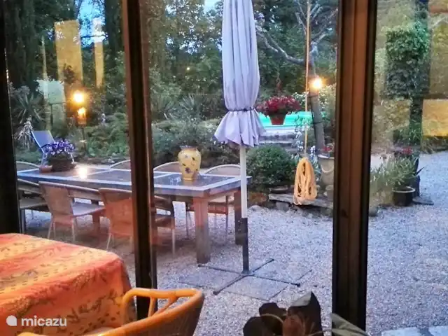 Les Dix Étoiles ¡Zona muy tranquila! en Francia, Hérault, La Tour-sur-Orb - villa El salón acristalado orientado al sur con vistas al jardín y la piscina.