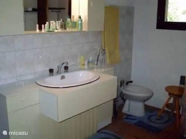 Les Dix Étoiles ¡Zona muy tranquila! en Francia, Hérault, La Tour-sur-Orb - villa Comparte baño con bañera con ducha, lavabo, bidé y aparador.