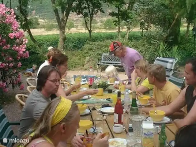 Les Dix Étoiles ¡Zona muy tranquila! en Francia, Hérault, La Tour-sur-Orb - villa La gran mesa de comedor de madera está afuera.
Este lugar es el centro de todo en verano. Aquí desayunamos, tomamos café y vino, comemos, etc. A veces nosotros mismos damos catas de vino y talleres de arreglos florales aquí.