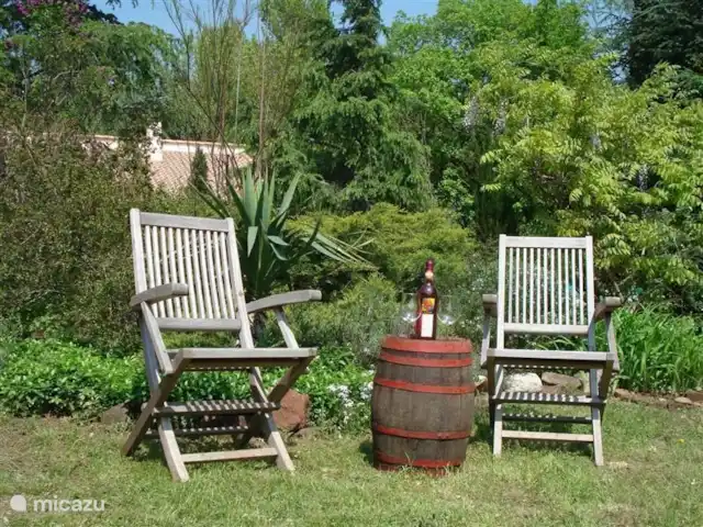 Les Dix Étoiles ¡Zona muy tranquila! en Francia, Hérault, La Tour-sur-Orb - villa ¡Varias áreas de descanso en todo el jardín! El jardín es de casi 2000m2.
Incluso jugar al fútbol es posible en el patio trasero.