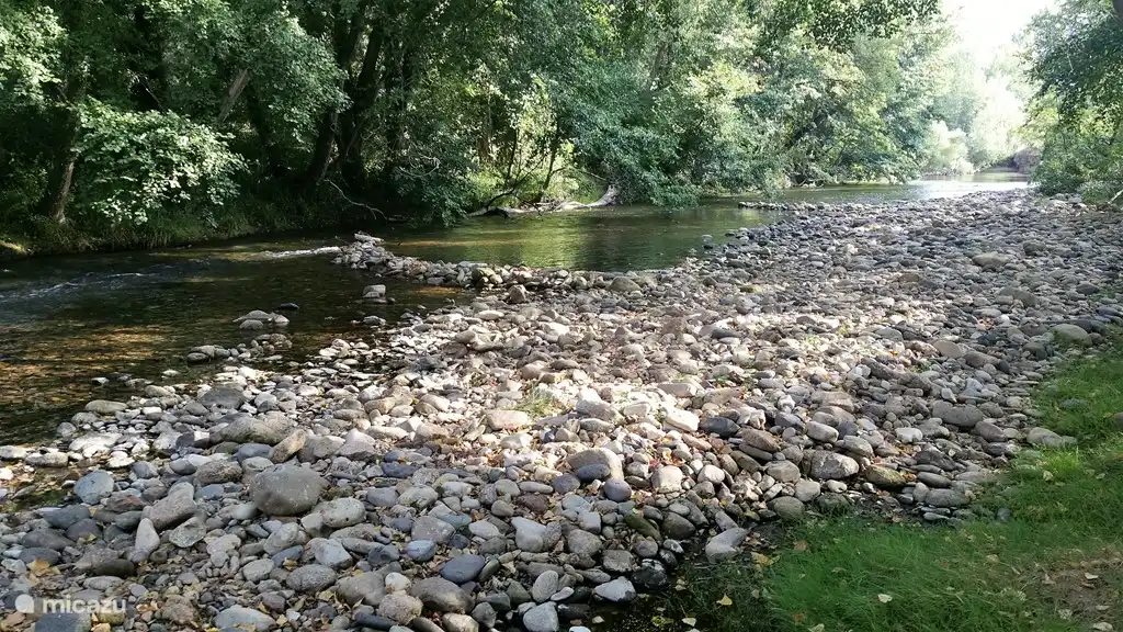 The river (the Orb) flows in front of the house, on which you can canoe a little further in Rocquebrun. The dogs can enjoy swimming here and the children can build dams.