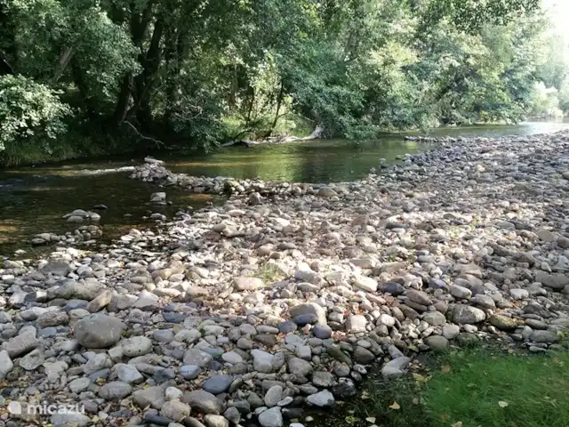 Les Dix Étoiles ¡Zona muy tranquila! en Francia, Hérault, La Tour-sur-Orb - villa El río (el Orbe) fluye frente a la casa, en el que se puede andar en canoa un poco más arriba en Rocquebrun. Los perros pueden nadar aquí y los niños pueden construir presas.