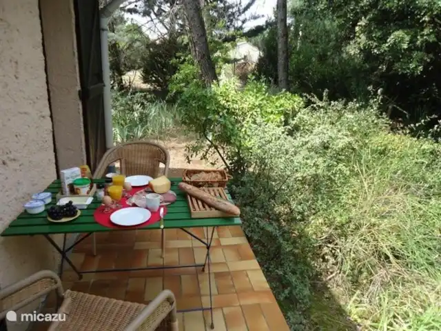 Les Dix Étoiles ¡Zona muy tranquila! en Francia, Hérault, La Tour-sur-Orb - villa Esta pequeña terraza a la sombra se encuentra en la parte delantera de la casa. Aquí está super desayuno si estás con 2 personas. Vista sobre la naturaleza del río Orb. La puerta visible es de la cocina.
