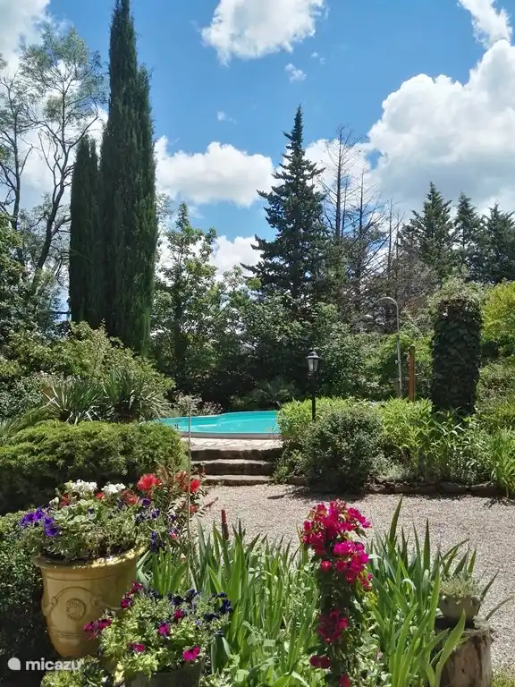 You can keep in touch with the swimmers from the large dining table on the terrace.