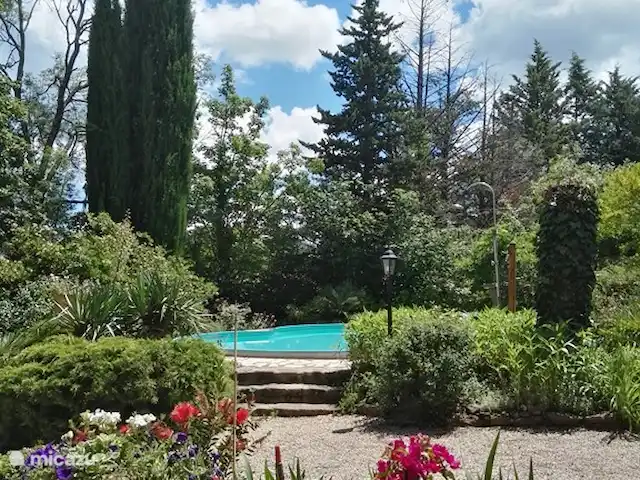 Les Dix Étoiles ¡Zona muy tranquila! en Francia, Hérault, La Tour-sur-Orb - villa Desde la gran mesa de comedor de la terraza podrá mantenerse en contacto con los bañistas.