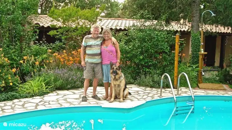 Welcome to Eddy and Aline, if necessary. 1 pet! Les Dix Étoiles is the last house on a cul de sac, no traffic, next to our house with a wine field and nature of our house and the Perrier The Orb. Many luxury house. Beautiful surroundings, where the last vineyards and the mountains are starting. Many opportunities for everyone to enjoy themselves: ancient cities, markets and wine domaines visits, sailing on the Lac du Salagou and sunbathe on the Mediterranean Sea.
Welcome to our home