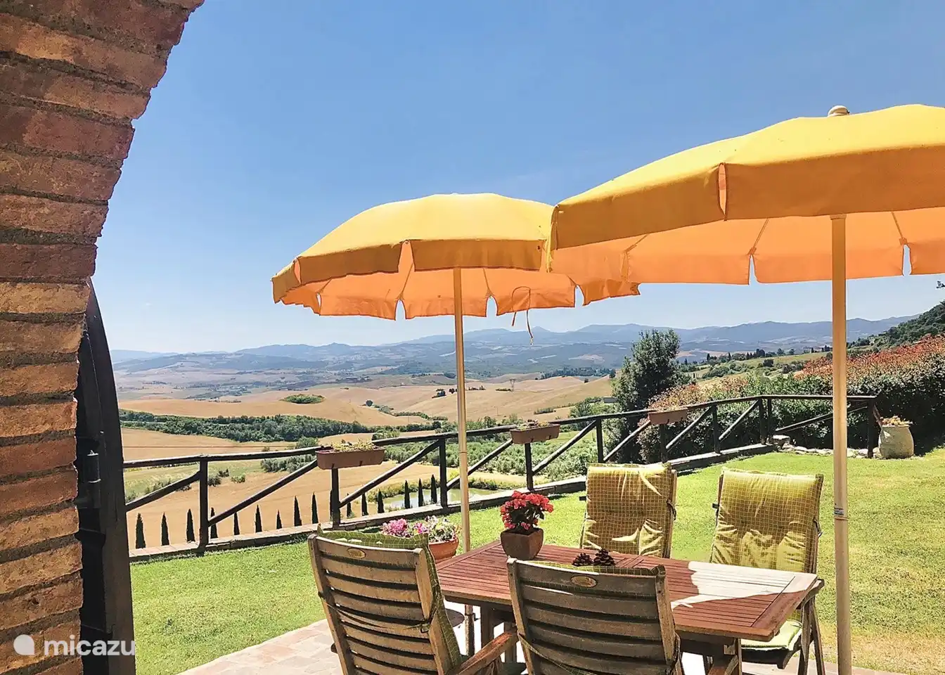Terrasse avec vue sur la vallée de Montecatini et Volterra
