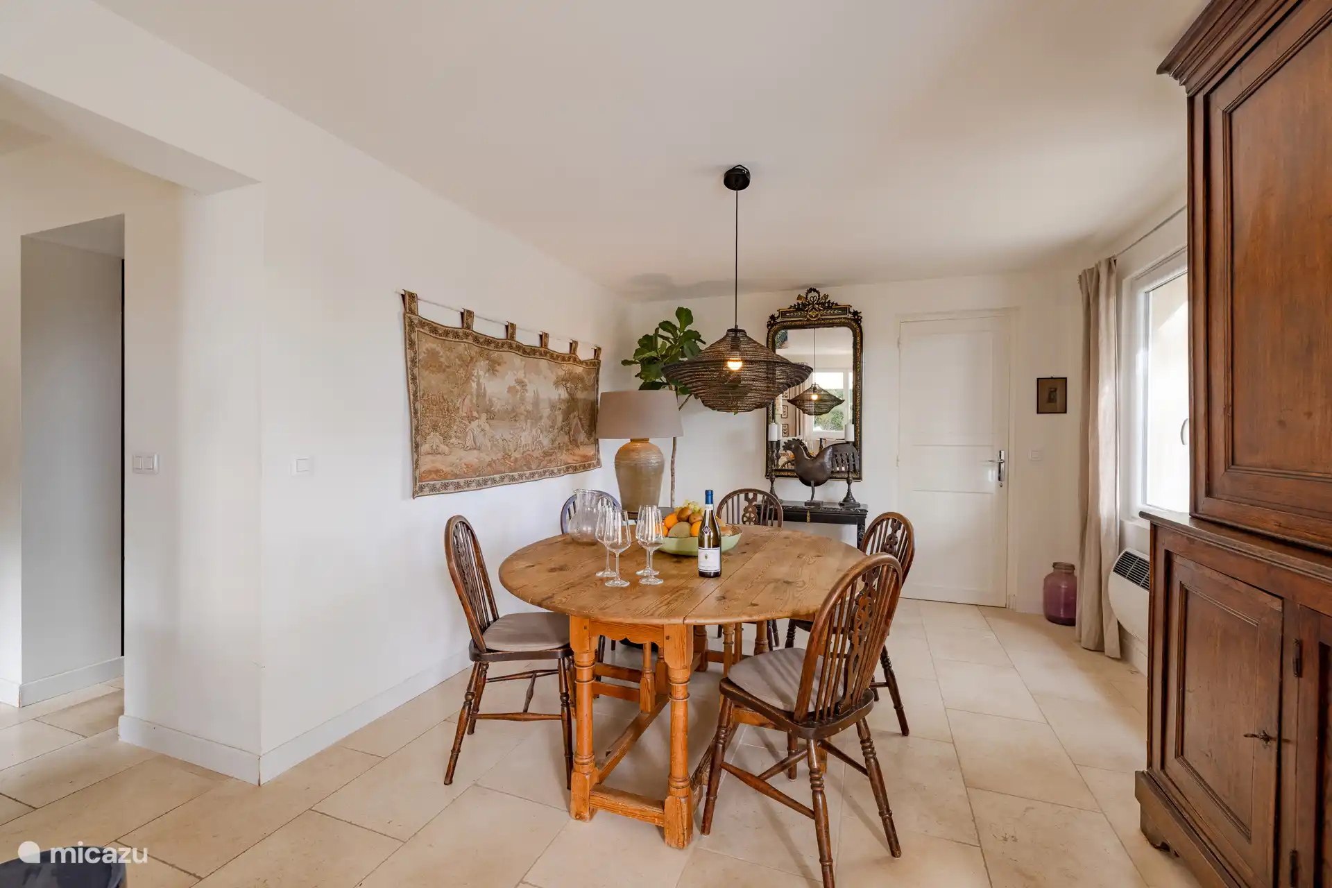 salón/comedor con puerta al pasillo y inodoro independiente