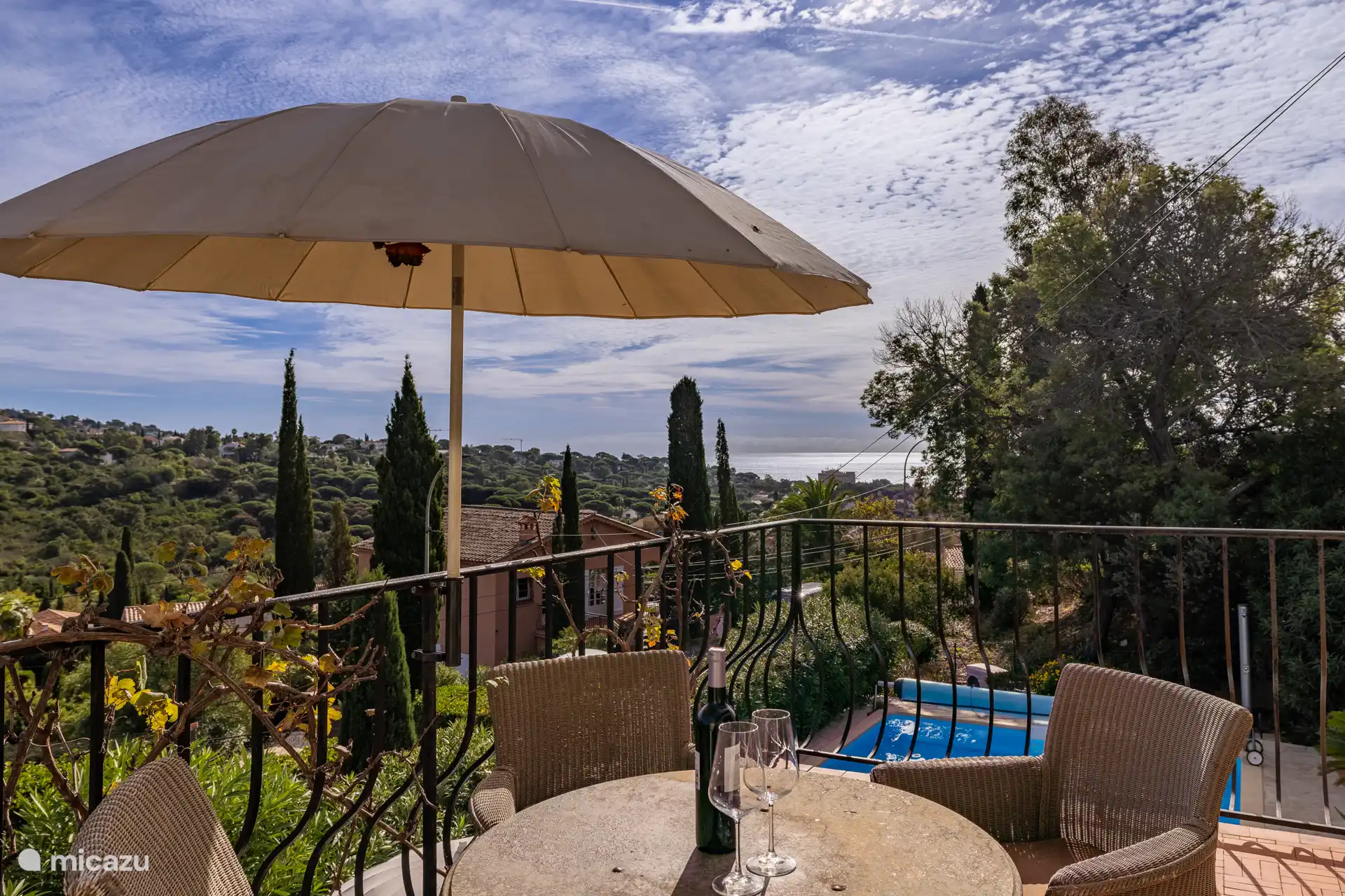Disfruta de un aperitivo en la terraza de la primera planta